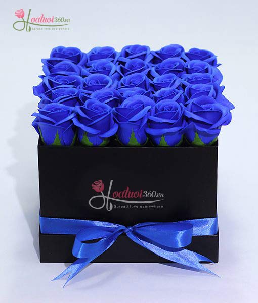 Hoa hồng sáp thơm màu xanh biển hộp vuông đen Hoa hồng sáp thơm màu xanh biển hộp vuông đen